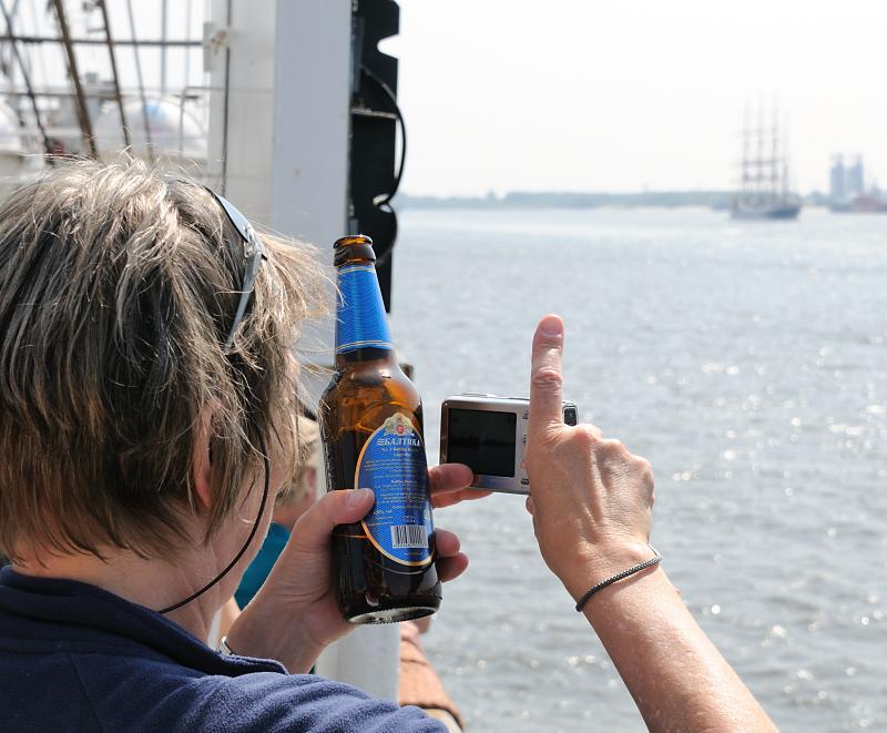 3850_2950 Die Besucher des Hafengeburtstages fotografieren gerne die Schiffe auf der Elbe. | Hafengeburtstag Hamburg - groesstes Hafenfest der Welt